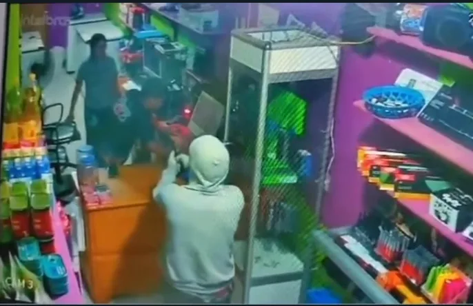VÍDEO: Criminoso finge ser cliente e assalta loja de celulares no interior do Amazonas VÍDEO: Criminoso finge ser cliente e assalta loja de celulares no interior do Amazonas