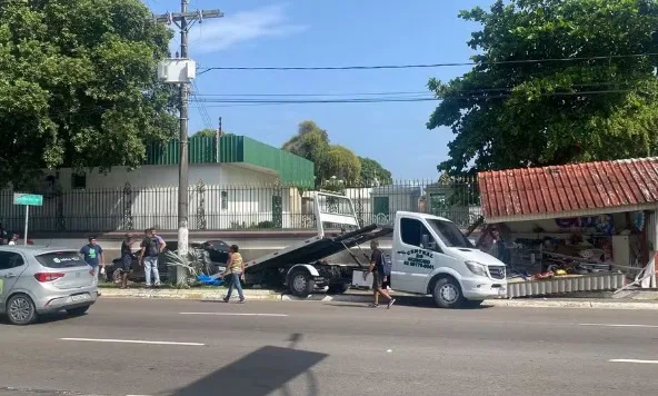 Motorista embriagado destrói loja de flores em frente a cemitério de Manaus
