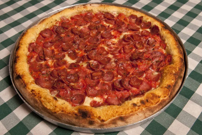 Receita fácil e prática: Aprenda a fazer pizza de calabresa em casa
