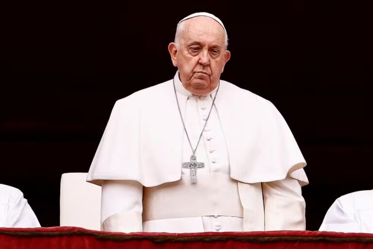Papa Francisco é internado para tratar crise de bronquite