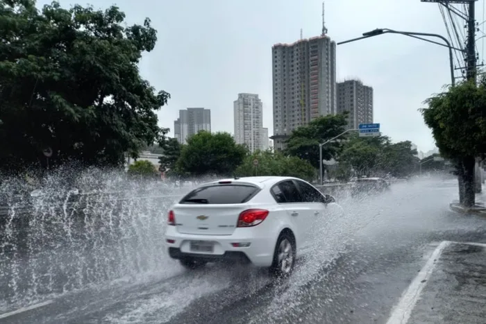 Motorista de app morre ao ficar preso dentro de carro durante alagamento, em SP