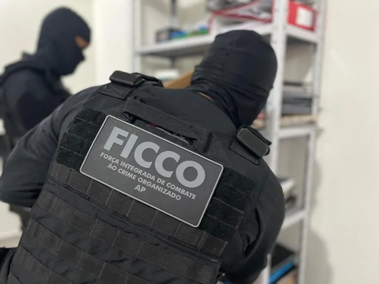Advogado 'pombo-correio' de facção é preso pela PF