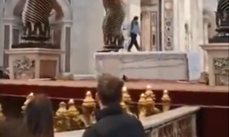Homem fez bagunçca no Vaticano