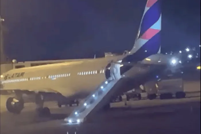 VÍDEO: Homem tenta abrir porta de avião e aciona escorregador inflável, em Guarulhos (SP)
