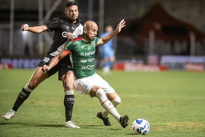 VÍDEO: Jogador da Ponte Preta é expulso por puxar juiz em partida da Copa do Brasil