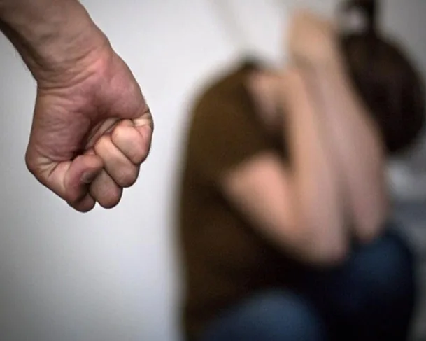 Agressor terá que pagar multa e ressarcir custos em casos de violência contra a mulher, propõe Rodrigo Guedes