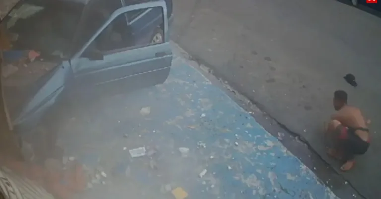 VÍDEO: Em SP, motorista salta de carro furtado antes de batida em loja VÍDEO: Em SP, motorista salta de carro furtado antes de batida em loja