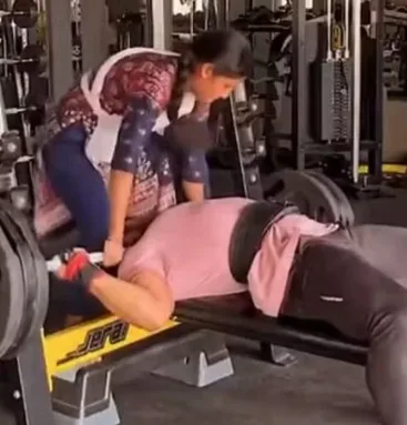 Fisiculturista fica preso sob barra de 165 kg durante treino na Índia