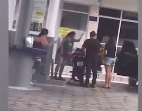 Frentista é agredida por 'ser muito bonita' em posto de combustíveis em Manaus
