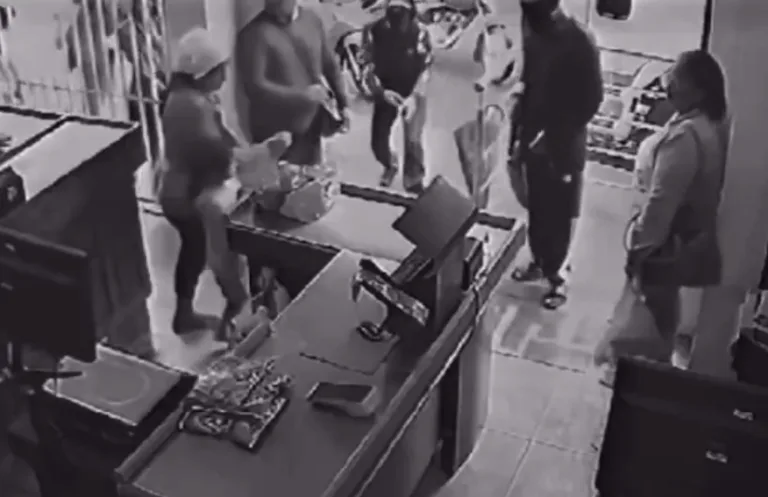 Vídeo mostra criminosos encapuzados durante assalto a lotérica no Amazonas