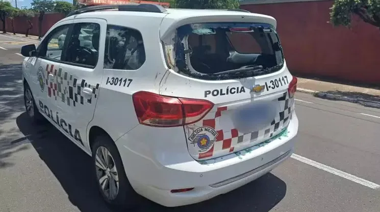 Em SP, homem algemado quebra vidro de viatura, se joga de pontilhão e morre