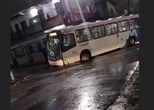 ônibus fica "atolado" após cair em buraco durante chuva em Manaus