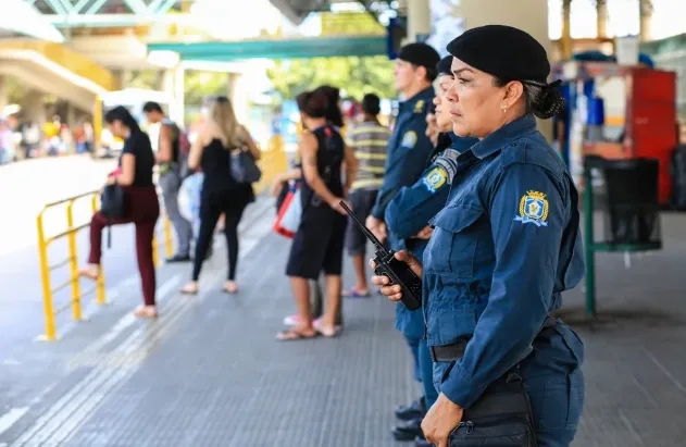 Pai abandona filha de 5 anos com desconhecido para usar drogas em banheiro de terminal em Manaus