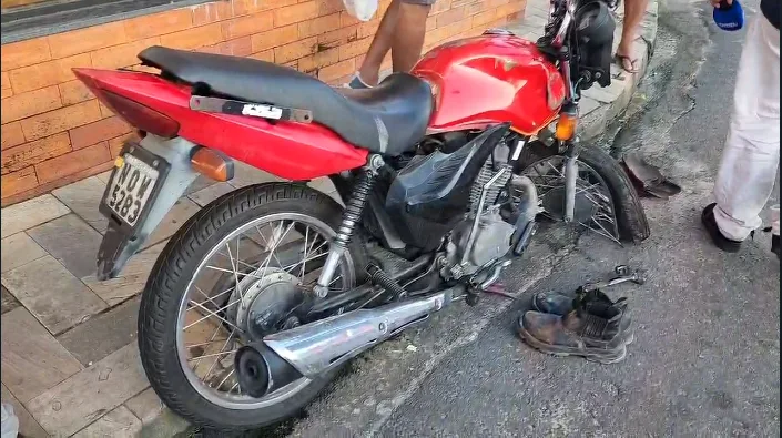 Acidente entre moto e micro-ônibus deixa 1 pessoa gravemente ferida em Manaus