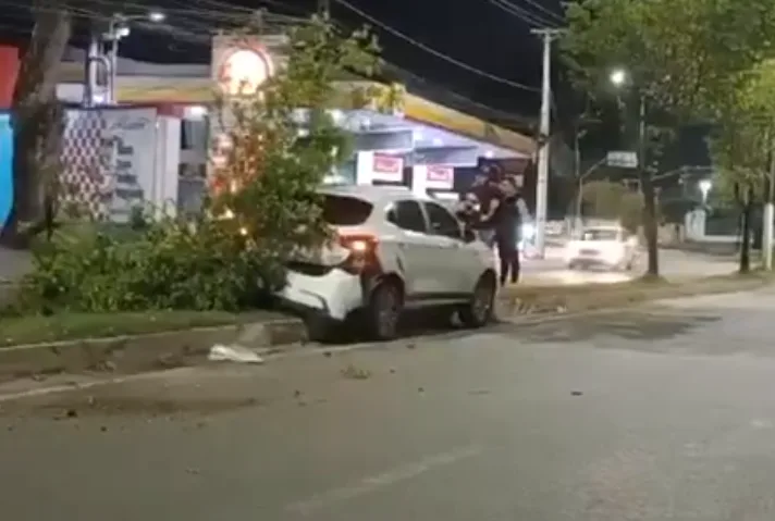 Motorista dorme ao volante e bate em árvore em avenida de Manaus Motorista dorme ao volante e bate em árvore em avenida de Manaus