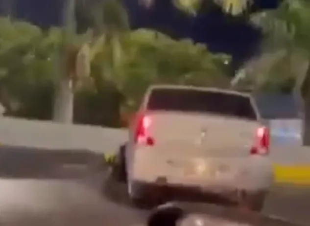 Carro quase despenca de viaduto em Manaus