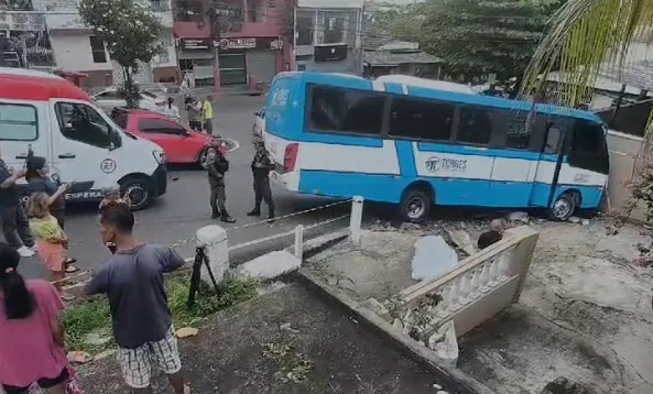 Técnica de enfermagem tem braço arrancado e morre ao ser atropelada por micro-ônibus em Manaus