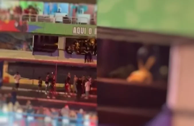Casal é flagrado fazendo sexo durante ensaio de carnaval na Sapucaí