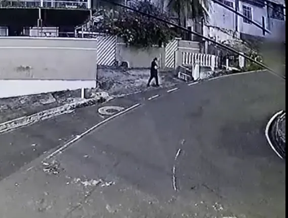 Veja momento em que técnica de enfermagem é atropelada por micro-ônibus em Manaus