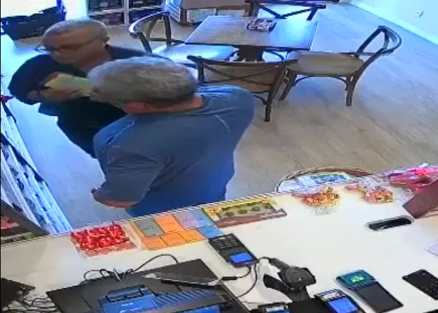Vovôs do crime: dupla é suspeita de furtar barras de chocolate em loja de Manaus