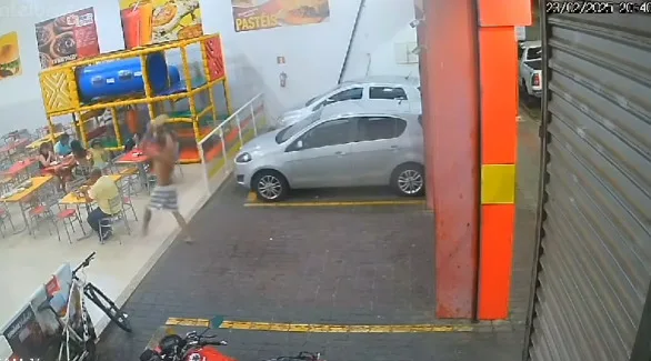 VÍDEO: Homem entra em lanchonete e joga bloco de pedra na cabeça de cliente