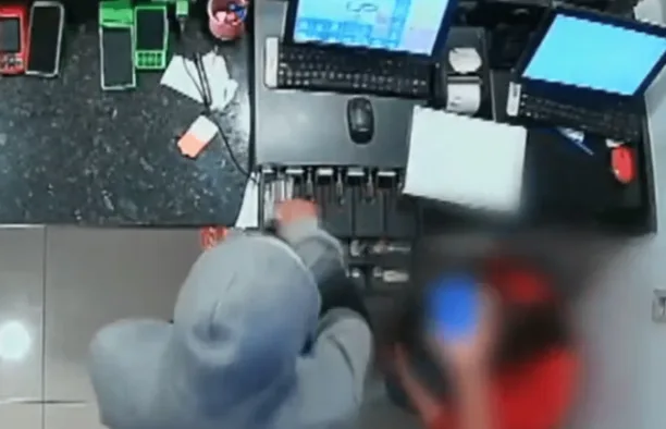 VÍDEO: Dupla rende cliente e assalta pizzaria em SP