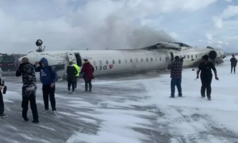 Avião capote durante pouso em toronto