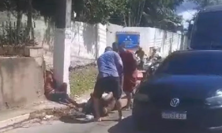 VÍDEO: Dupla de venezuelanos leva ‘peia’ de mototaxistas após tentativa de roubo no Lírio do Vale