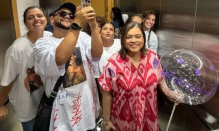Preta Gil deixa hospital sob aplausos