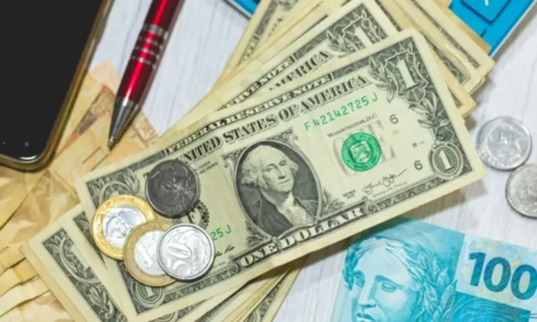 Dólar fecha em queda pela primeira vez no ano