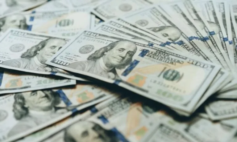 Dólar fecha em alta nesta segunda-feira