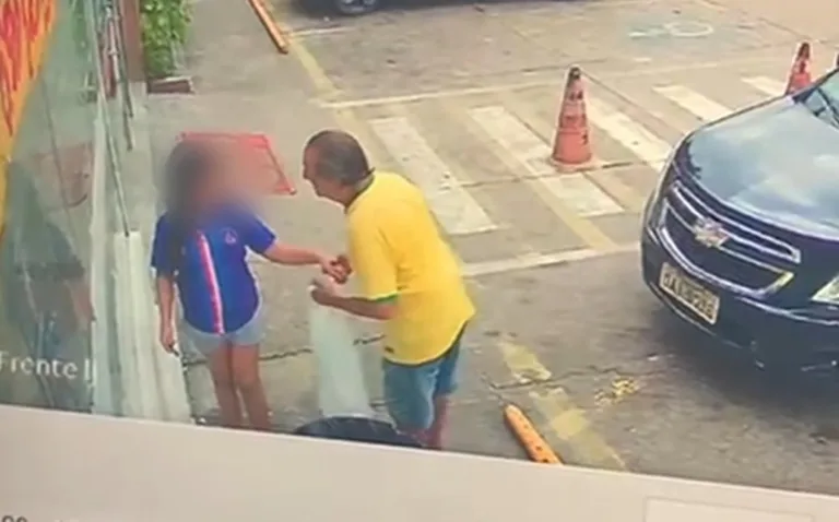VÍDEO: Em Manaus, idoso tenta beijar criança em saída de supermercado no Cidade Nova