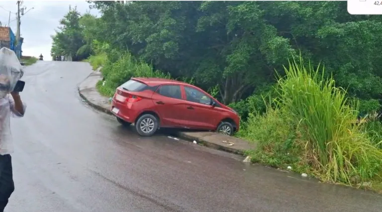 Adolescente é atropelada após sair de escola em Manaus