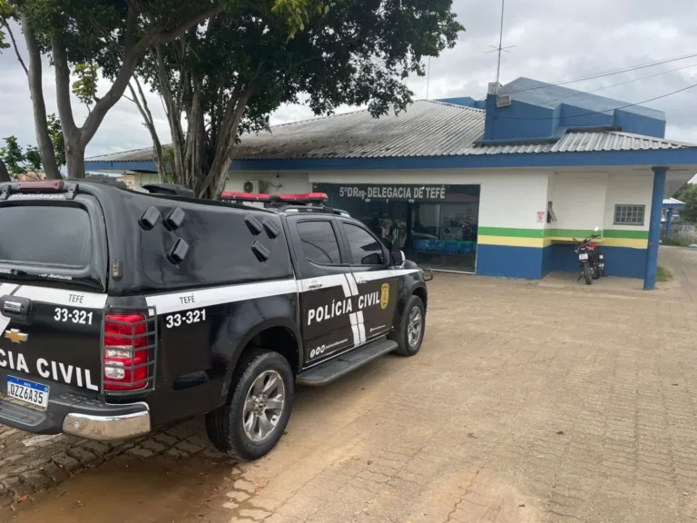 Homem é preso por perseguir e ameaçar esposa com arma após ela denunciá-lo, em Tefé