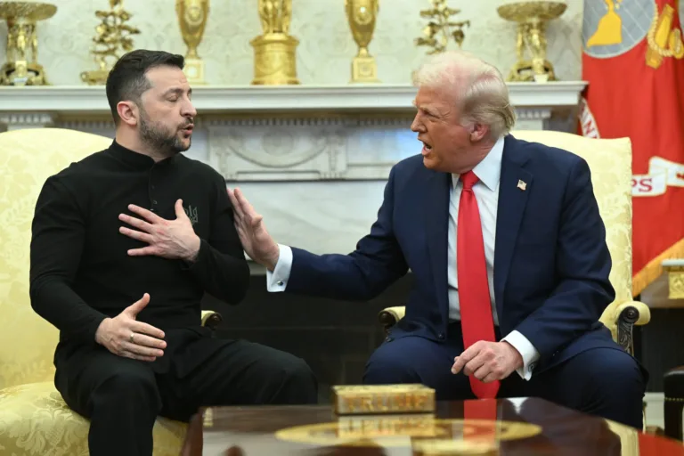 O presidente dos EUA, Donald Trump, e o presidente da Ucrânia, Volodymyr Zelensky, se reúnem no Salão Oval da Casa Branca.