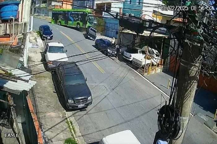 Ônibus perde controle e colide com árvore em São Paulo