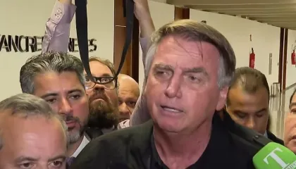Bolsonaro questiona inelegibilidade e chama Lula de "incompetente"