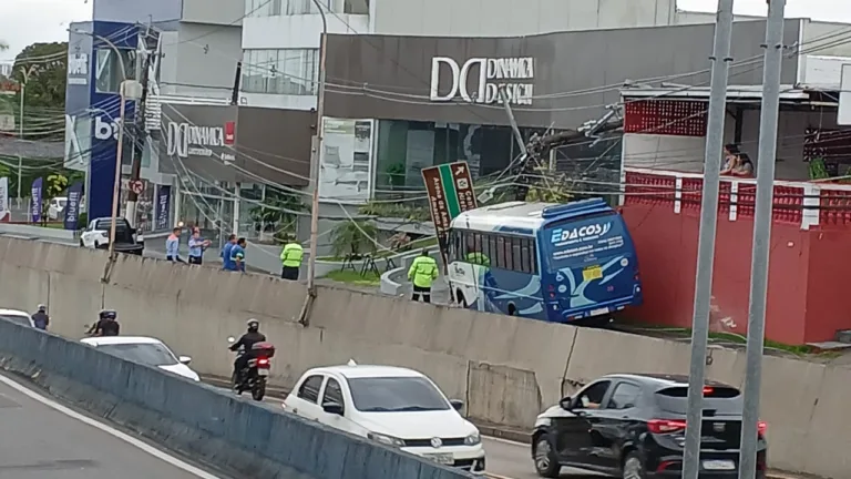 Micro-ônibus de rota perde controle e arranca poste em avenida de Manaus