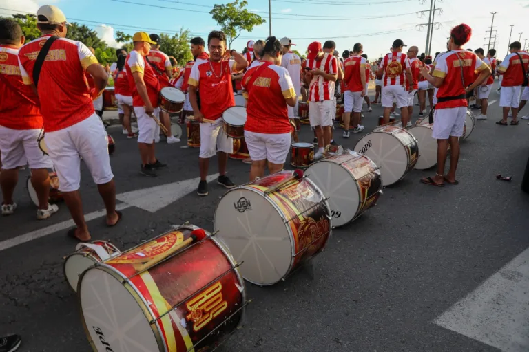Escolas de samba intensificam ensaios para desfile de Carnaval.