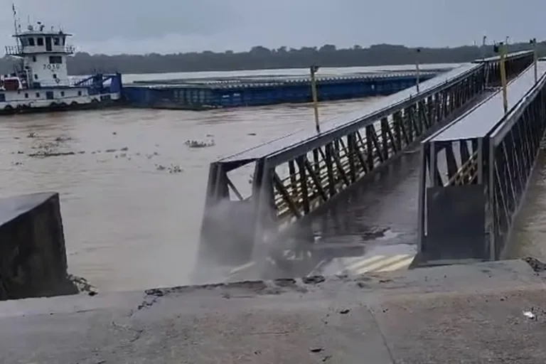VÍDEO: Veja momento em que balsa colide com porto de Borba, no AM