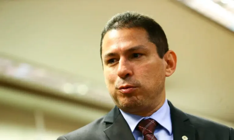 Marcelo Ramos responde caixinha de perguntas no instagram: 'A queda da popularidade do governo Lula se deve a crise do pix, aumento do dólar e a inflação dos alimentos'