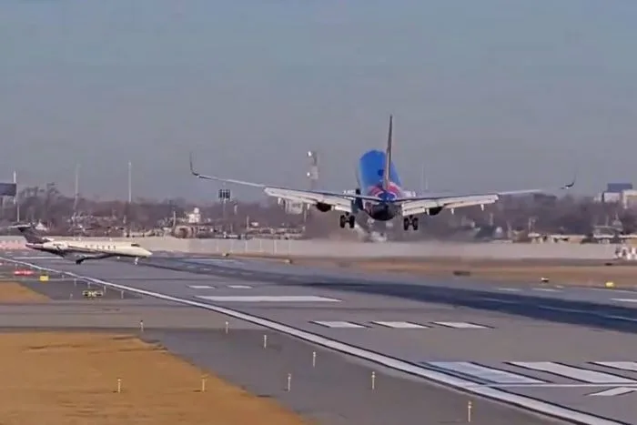 SUSTO: Avião arremete para desviar de jato na pista de voo nos EUA; Veja vídeo