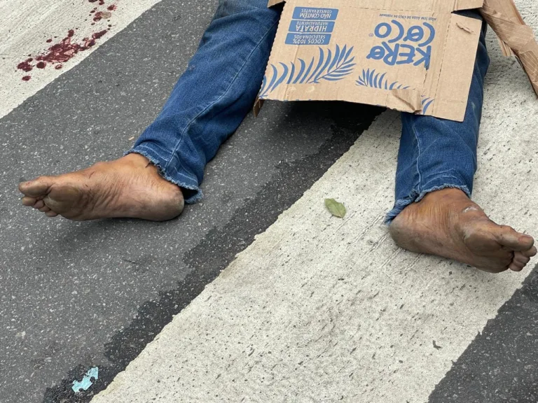 IMAGENS FORTES: "Venezuelano" é morto a facadas após briga por drogas no Coroado