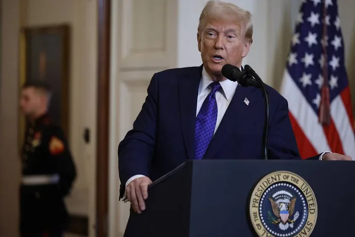 "De volta ao plástico": Trump assina decreto para acabar com canudos de papel nos EUA