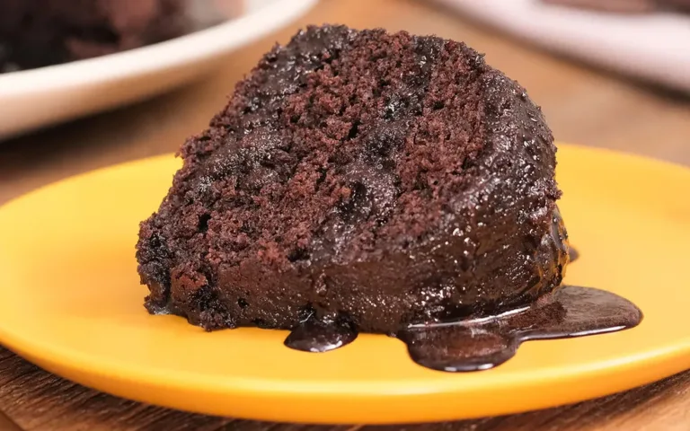 Bolo de chocolate fácil — Foto: Receitas