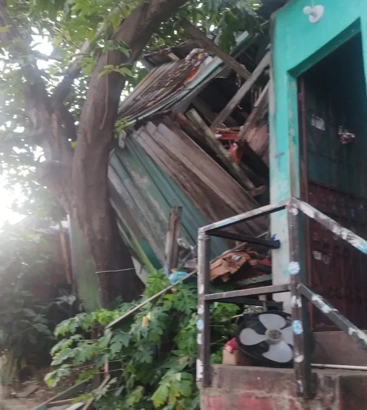 Desabamento: Casa de madeira desaba e família perde móveis em Manaus; uma idosa estava no local