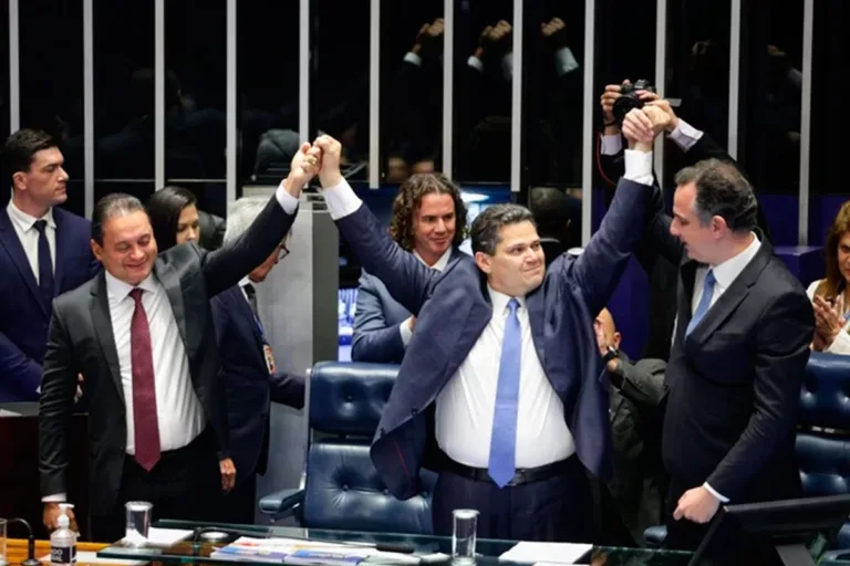 Após ser eleito no Senado, Alcolumbre recebe ligações de Lula e Bolsonaro