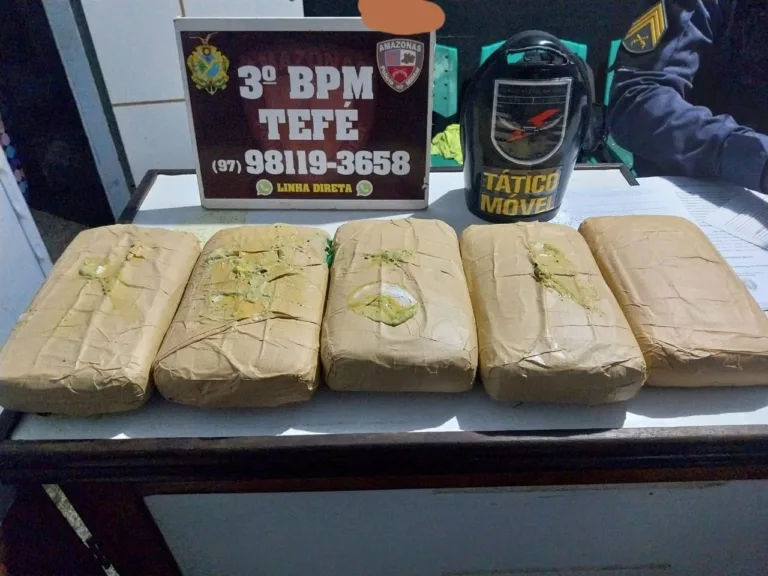 Em Tefé, PM prende trio e apreende cinco tabletes de droga