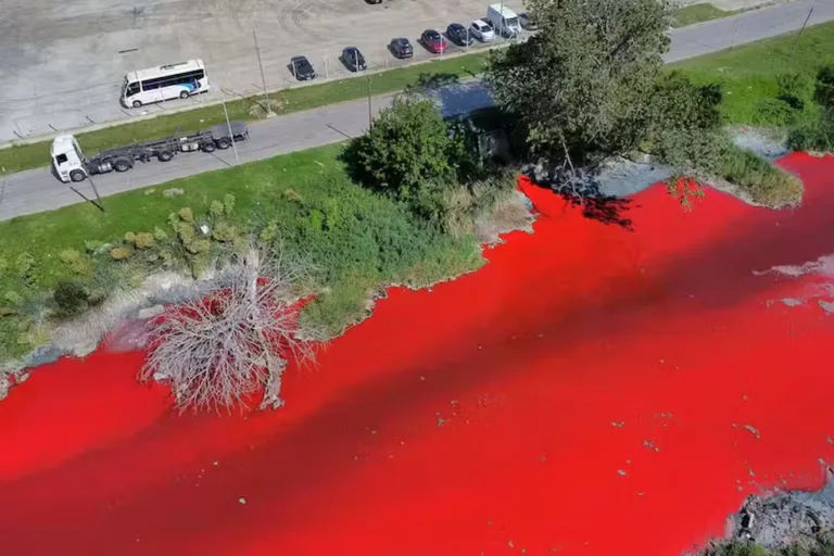 VÍDEO: Rio na Argentina fica vermelho cor de sangue e assusta moradores da área