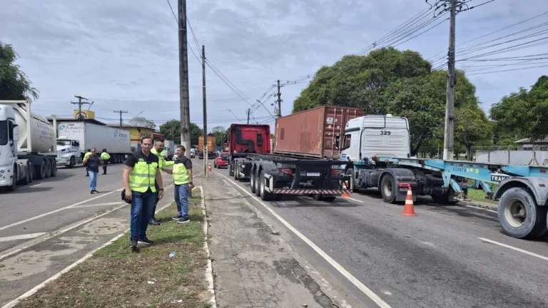 Equipes fazendo fiscalização. (FOTO: Arquipo Góes)
